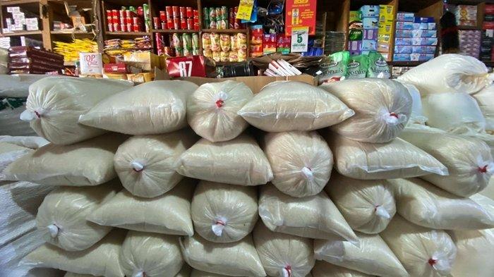 Pantauan harga gula di Pasar Inpres Pendopo, Kecamatan Talang Ubi Kabupaten PALI, Kamis (7/12/2023).