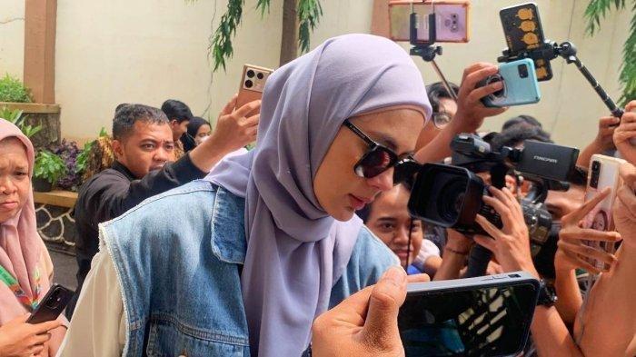 PAULA DI-KDRT - Momen Paula Verhoeven keluar dari Pengadilan Agama Jakarta Selatan, Rabu (20/11/2024) menangis. Pantes Kenzo takut ibunya dimarahi Baim Wong, CCTV Paula Verhoeven di-KDRT bocor, badan terpental.