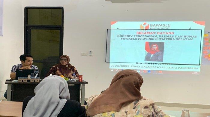 Paparkan Peran Pengawasan Netralitas ASN Anggota Bawaslu Provinsi Sumatera Selatan Massuryati Ajak Peserta Volunteer harus berani dan jangan takut bilamana mendapati temuan atau indikasi kecurangan yang dilakukan oleh ASN akan Ketidak Netralannya pada seluruh rangkaian tahapan Pemilihan Serentak tersebut untuk Laporkan baik di Tingkat Kelurahan/ desa (PKD), Kecamatan (Panwascam) maupun Tingkat Kota yakni Bawaslu, Minggu (22/09)