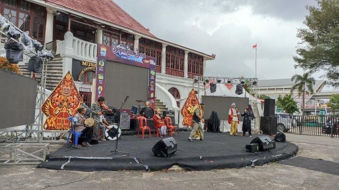 Para aktor dari kesenian Dul Muluk dari Kabupaten Ogan Ilir Provinsi Sumsel, saat menampilkan kesenian Sultan Avdul Muluk, Rabu (24/8/2022) pada pagelaran Sepekan Seni di Pelataran Museum Sultan Mahmud Badaruddin II Palembang.