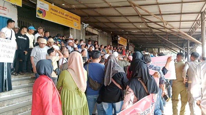 Para pedagang memblokade pihak Perumda dan PT BCR untuk masuk ke kios-kios di Pasar 16 Ilir Palembang hingga menutup akses jalan, Rabu (16/10/2024).