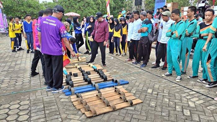 Para pelajar mengikuti lomba engrang yang dilaksanakan oleh Dispora Musi Rawas di Taman Beragam Muara Beliti, Kamis (2/11/2023).