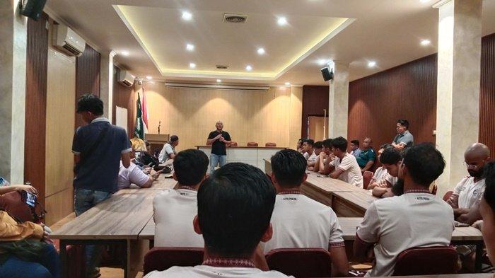 Para pemain Sriwijaya FC mengadakan pertemuan dengan pemilik Digi Sport, Alexander Rusli, untuk membahas nasib mereka yang hingga saat ini belum menerima pembayaran gaji, Jumat (12/12/2024).