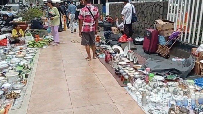 PASAR LOAK CINDE - Pasar Loak Cinde Palembang di ruas pedestrian Jalan Sudirman, Minggu (25/5/2025). Pasar loak Cinde ini juga menjadi salah satu destinasi wisata berbelanja warga Palembang dari dulu hingga sekarang masih ramai terkhusus hari Minggu.