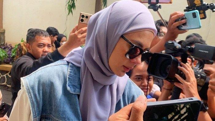 PAULA DIRUJUK PSIKIATER - Paula Verhoeven saat sidang perceraian. Laporkan KDRT Baim Wong ke Komnas Perempuan, Paula Verhoeven bakal dirujuk ke psikiater