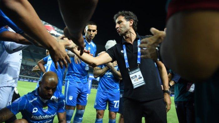 Pelatih Persib Bandung, Luis Milla bersama anak asuhnya dalam laga pekan ketiga Liga 1 2023-2024 melawan Dewa United, Jumat (14/7/2023) malam.