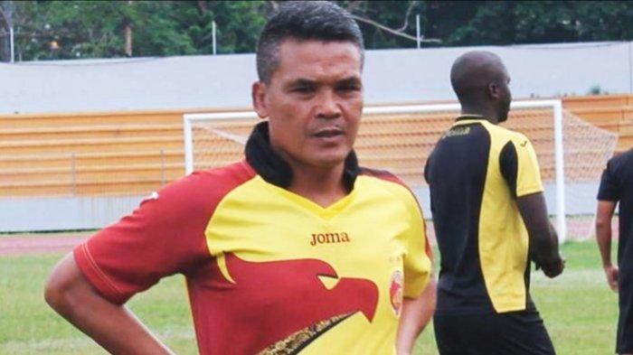 Pelatih Sriwijaya FC Hendri Susilo yang bakal menggantikan Coach Yoyo saat masih mengenakan jersey sebagai Asisten Pelatih Sriwijaya 2014-2015