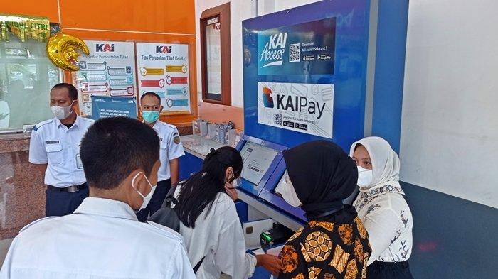 Pelayanan kepada calon penumpang kereta api oleh karyawan dari PT KAI.
