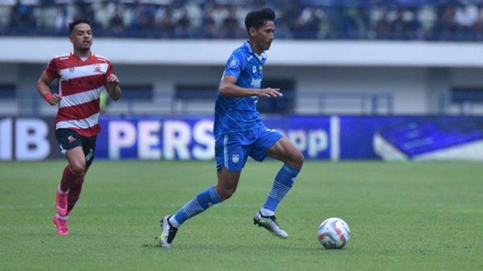Pemain Persib Bandung, Ryan Kurnia (kanan) menguasai bola dikejar penyerang Bali United, Lulinha (kiri) pada laga pertama Liga 1 2023-2024 melawan Madura United, Minggu (2/7/2023).