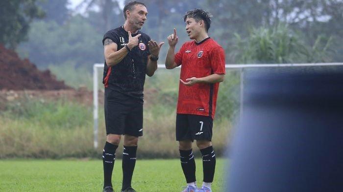 Pemain anyar Persija Jakarta, Ryo Matsumura (kanan) bersama Thomas Doll (kiri) selaku pelatih kepala Persija Jakarta.