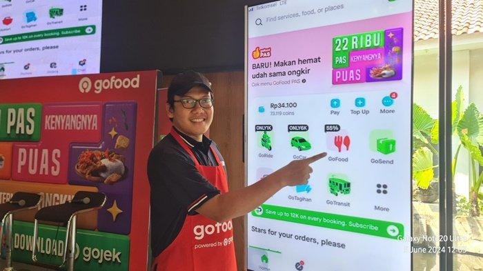 Pemilik resto Nasi Telur Bahagia, Ihsan, merasakan peningkatan omzet hingga dua kali lipat setelah menunya masuk ke dalam
kurasi GoFood PAS