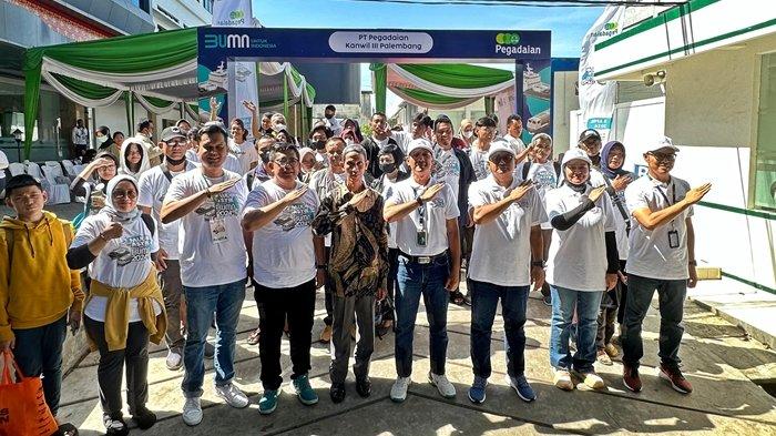 Pemimpin Wilayah PT Pegadaian Kanwil III Palembang, Dwi Hadi Atmaka, melepas 180 peserta mudik yang ikut meramaikan Mudik Asyik Bersama BUMN 2024, di depan kantor PT Pegadaian Kanwil III Palembang, Jumat, 5 Maret 2024.