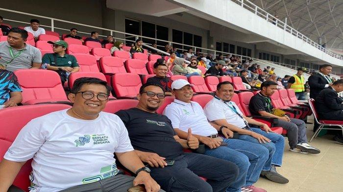 Nomor tiga dari kiri, Pemimpin Wilayah PT Pegadaian Kanwil III Sumbagsel Pratikno yang hadir langsung untuk menyaksikan pertandingan hari ini bersama Tim Pegadaian Kanwil III Palembang sangat semangat untuk bisa menyaksikan pertandingan spektakuler hari ini.