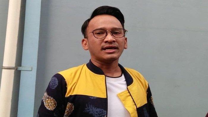 RUBEN MUALAF - Aktor Ruben Onsu saat diwawancarai Grid.id. Diduga Pindah Agama, Pakai Baju Koko dan Peci Ruben Onsu Disebut Sudah Mualaf
