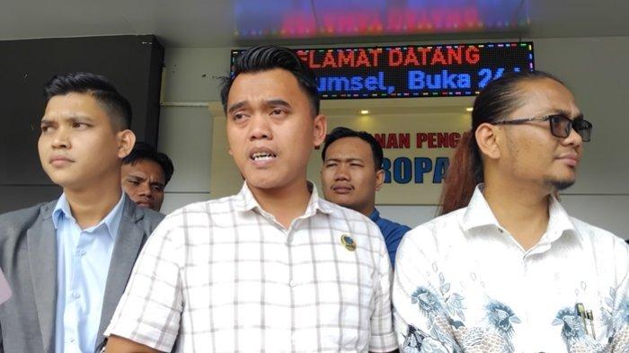 KUASA HUKUM -- Syarif Hidayat SH (tengah) tim kuasa hukum Ernaini, seorang nenek yang juga pensiunan KUA asal Kabupaten Banyuasin ditahan polisi dalam perkara dugaan pemalsuan akta nikah saat membuat pengaduan ke Propam Polda Sumsel, Rabu (12/3/2025).