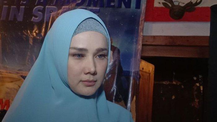 AHMAD DHANI SELINGKUH - Sosok Mulan Jameela istri Ahmad Dhani. Pengakuan Mulan Jameela Ngaku Diselingkuhi Ahmad Dhani Puluhan Kali