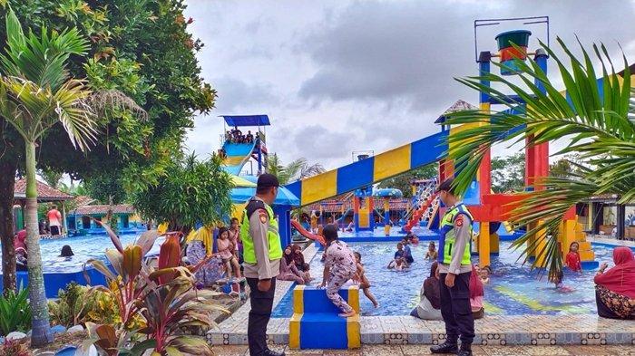 Pengamanan objek wisata oleh anggota Polsek Belitang II ketika waktu libur sekolah dan menyambut tahun baru 2024, Rabu (27/12/2023).