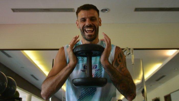 Penggawa asing Persib Bandung, Tyronne del Pino mengikuti Pemusatan Latihan (TC) di Yogyakarta setelah mengurus dokumen kepindahannya.