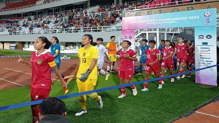 Penjaga Gawang Timnas Putri Indonesia, Fani (19) harus menerima kartu merah saat Timnas Indonesia vs Thailand pertandingan baru berjalan 4 menit pada babak semifinal Piala AFF U-19 Womens Championship Tahun 2023 yang digelar di Stadion Gelora Sriwijaya Jakabaring Palembang, Kamis (13/7/2023).