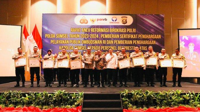 Penyerahan PIN Emas kepada personel Polda Sumsel berprestasi oleh Kapolda Sumsel, Irjen Rachmad Wibowo, Rabu (24/1/2024)