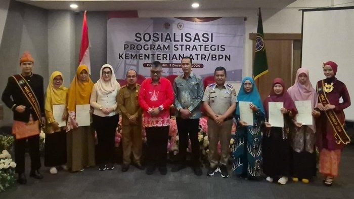 Anggota Komisi II DPR RI HM Giri Ramanda N Kiemas SE MM menyerahkan sertifikat PTSL kepada warga dalam acara sosialisasi Program Strategis Nasional (PSN) Kementerian Agraria dan Tata Ruang/Badan Pertanahan Nasional di Fave Hotel kota Prabumulih, Selasa (3/12/2024).