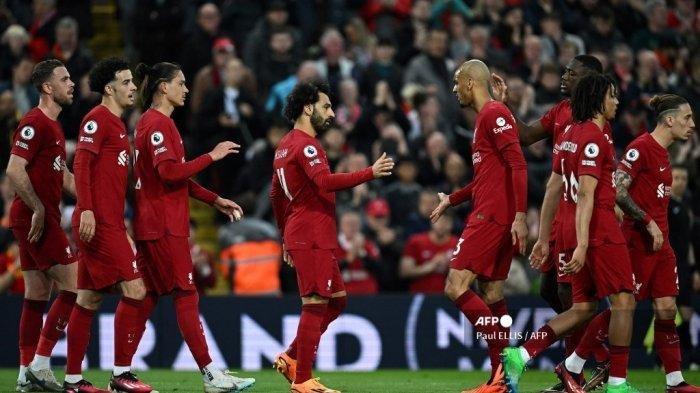 Penyerang Liverpool Mesir Mohamed Salah (Tengah) merayakan setelah melakukan tendangan penalti dan mencetak gol pertama timnya selama pertandingan sepak bola Liga Utama Inggris antara Liverpool dan Fulham di Anfield di Liverpool, barat laut Inggris pada 3 Mei 2023.