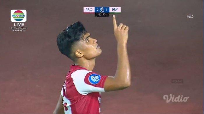 Penyerang Persis Solo, Ramadhan Sananta, berselebrasi usai mencetak gol pada laga pekan pertama (ke-1) Liga 1 2023-2024 antara Persis Solo vs Persebaya Surabaya, Sabtu (1/7/2023).