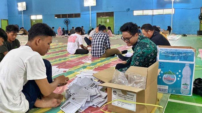 Penyortiran dan pelipatan surat suara di gedung orkes Komperta Pertamina Pendopo, Kabupaten PALI, Jumat (5/1/2024).