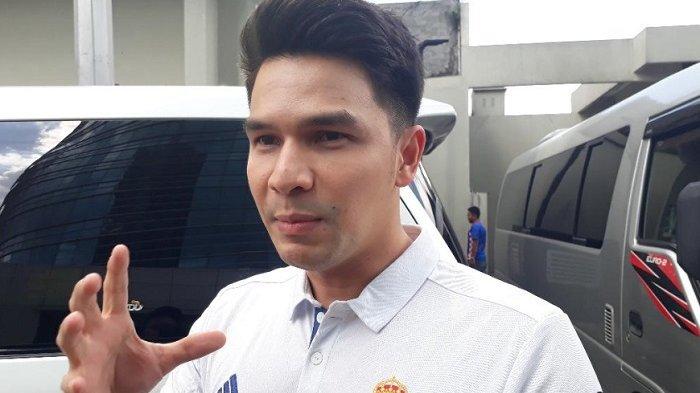 PERAN JONATHAN FRIZZY - Jonathan Frizzy saat ditemui di kawasan Tendean, Jakarta Selatan, Jumat (27/4/2018). Peran Jonathan Frizzy terkait kasus vape berisi obat keras dikuak
