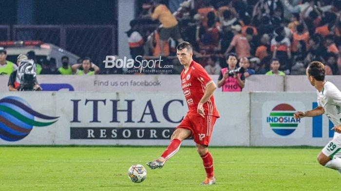 Bek asing Persija Jakarta, Ondrej Kudela, sedang mengoper bola saat bertanding dalam laga pekan ke-34 Liga 1 2022-2023 di Stadion Utama Gelora Bung Karno, Senayan, Jakarta, Sabtu (15/4/2023) malam.