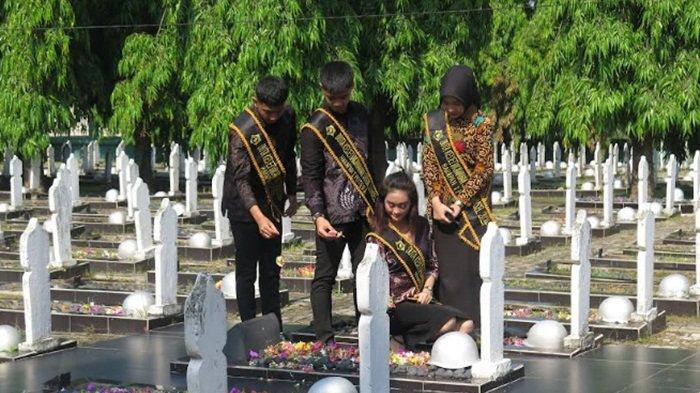 Empat Duta Kesetiakawanan Sosial Sumatera Selatan melakukan tabur bunga di pusara makam pahlawan, Taman Makam Pahlawan Kesetra Kesatria Siguntang Palembang, pada Hari Pahlawan, Minggu (10/11/2024).