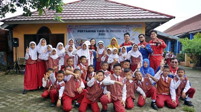 Senin pagi (6/11/2022), puluhan Perwira Kilang Pertamina Plaju menyambangi Sekolah Dasar (SD) Negeri 93 Palembang.
