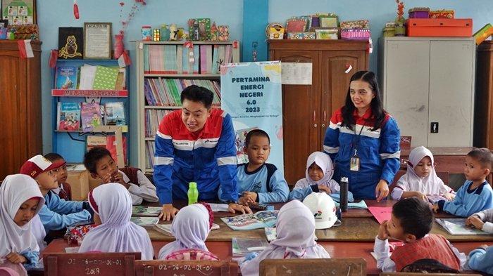 Senin pagi (6/11/2022), puluhan Perwira Kilang Pertamina Plaju menyambangi Sekolah Dasar (SD) Negeri 93 Palembang.