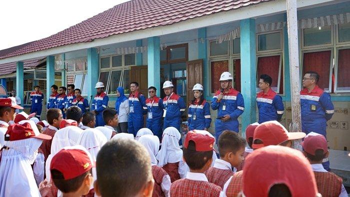 Senin pagi (6/11/2022), puluhan Perwira Kilang Pertamina Plaju menyambangi Sekolah Dasar (SD) Negeri 93 Palembang.