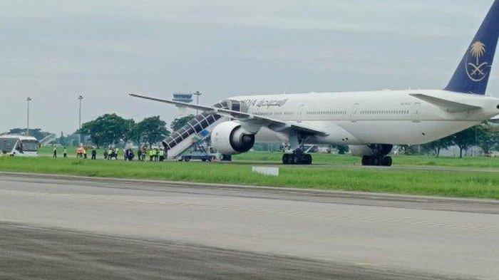 MENDARAT DARURAT - Pesawat penumpang Saudi Airlines SI-576 mendarat darurat di bandara Internasional Kualanamu, Selasa (17/6/2025) siang. Pihak keamanan masih memeriksa pesawat.