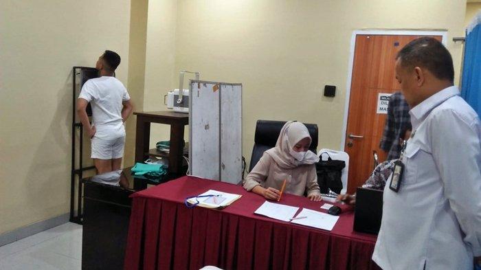 Pada Rabu (31/1/2024), sejumlah 12 peserta Seleksi SIPSS T.A. 2024 Polda Sumsel melaksanakan tahap pemeriksaan kesehatan 2, yang diselenggarakan di Auditorium Lantai VII, Gedung Utama Presisi Polda Sumsel, KM. 4, Palembang.