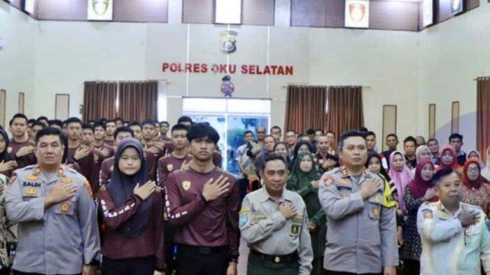 Peserta mengikuti latihan Pembinaan dan Pelatihan (Binlat) di Aula Sertu Pol (Anumerta) Hadinata Polres OKU Selatan, Minggu (7/1/2024).