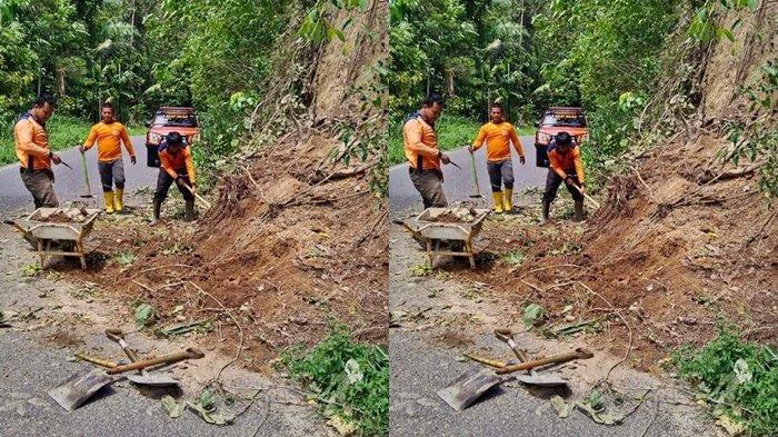Petugas BPBD Kabupaten OKU Selatan membersihkan material longsor di jalan di Desa Pelawi, Kecamatan Buay Rawan, Minggu (3/12/2023).