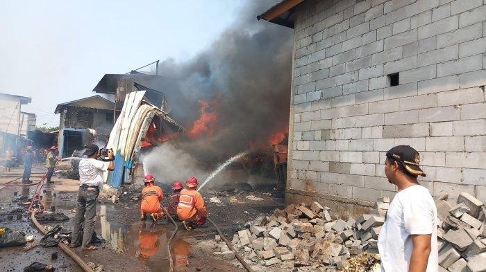 Petugas Damkar Kota Bekasi memadamkan kebakaran di gudang limbah plastik di Kampung Rawapasung, Medan Satria, Kota Bekasi, Senin (18/12/2023).
