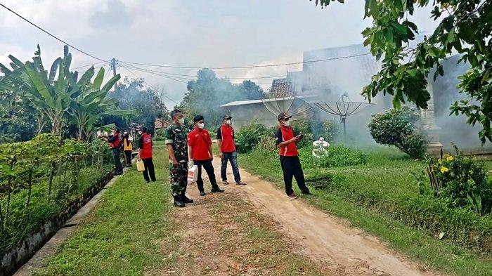 Petugas Puskesmas Trimoharjo melakukan fogging di Desa Jaya Mulya didampingi Babinsa setempat, Jumat (29/12/2023).