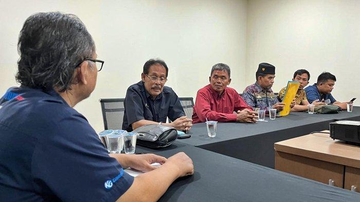 Kunjungan perwakilan keluarga dan guru dari SMPN 18 Palembang ke Graha Tribun untuk memberikan hak jawab, Kamis (15/8/2024).