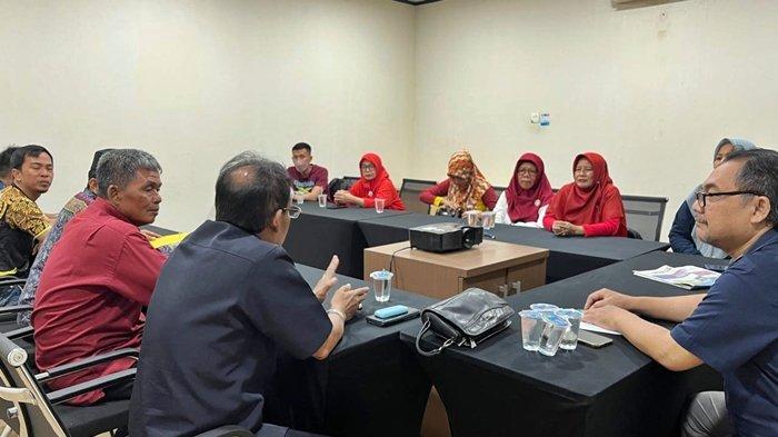 Kunjungan perwakilan keluarga dan guru dari SMPN 18 Palembang ke Graha Tribun untuk memberikan hak jawab, Kamis (15/8/2024).