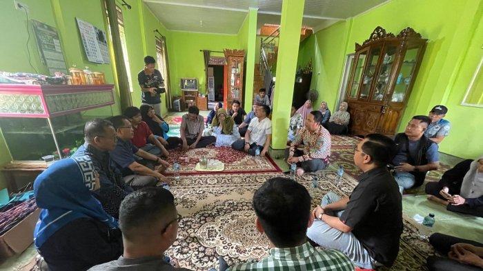 Pihak perusahaan bersama dengan BPJS Ketenagakerjaan serta Disnakertrans saat mengunjungi kediaman almarhum yang berada di Desa Air Hitam, Kecamatan Jejawi, Kabupaten Ogan Komering Ilir.