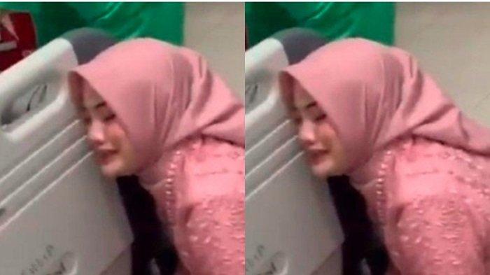 Wisudawan program studi Hukum Keluarga Islam (HKI) Fakultas Syariah Universitas Islam Negeri (UIN) Raden Intan Lampung, Pipit Patmawati bersimpuh di bawah ranjang ayahandanya Alpian Mansyur.