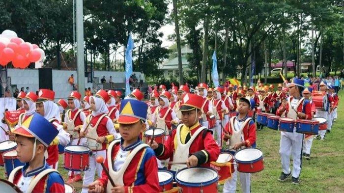 Pj Walikota Pagar Alam, H. Lusapta Yudha Kurnia, membuka pertandingan sepakbola dalam rangka memperingati Hari PGRI, Senin (11/12/2023).