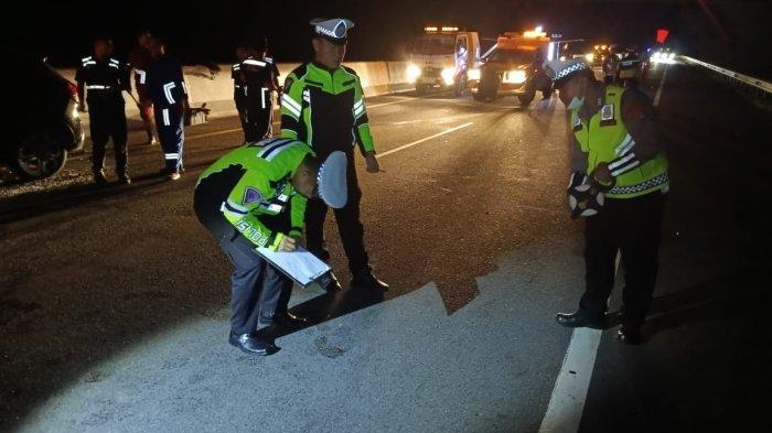 Polisi melakukan olah TKP kecelakaan beruntun di Tol Indralaya-Prabumulih pada Kamis (11/1/2024) malam.