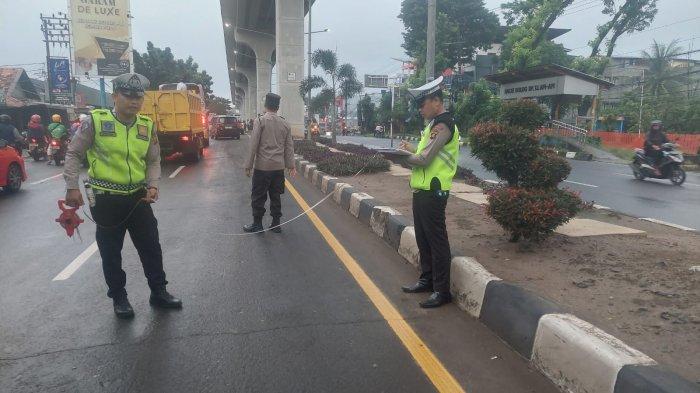 Polisi melakukan olah TKP kecelakaan lalu lintas di Jalan Kol H Burlian KM 9