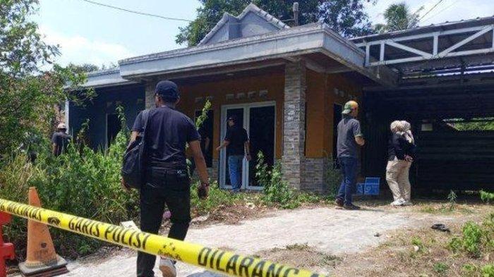 Polisi memeriksa kembali TKP pembunuhan di Subang, Sabtu (21/10/2023). Polisi kembali memasang garis polisi sebagai persiapan olah TKP ulang pada Selasa (24/10/2023).