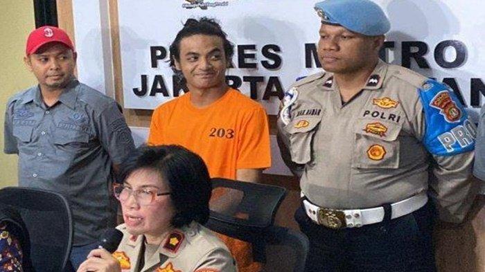 TERSANGKA -- Polres Metro Jakarta Selatan akhirnya menghadirkan Vadel Badjideh ke publik usai ditetapkan sebagai tersangka dugaan persetubuhan Lolly