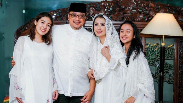 Potret Sendy Ramania Wurandani atau Sendy Yusuf, istri Dede Yusuf bersama anak-anak.